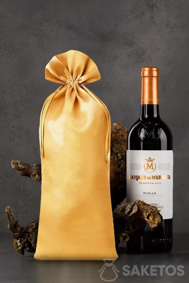 Sacchetto dorato in raso di dimensioni 16x37 cm come confezione per bottiglie di vino