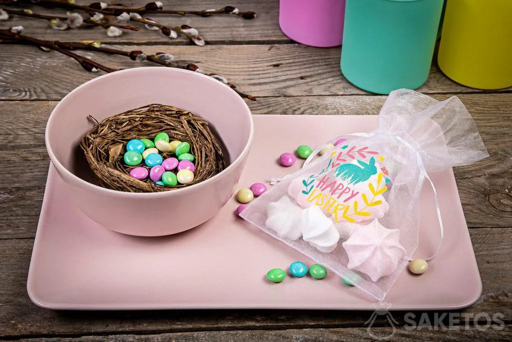 Sacchetto per i regali di Pasqua per gli invitati - decorazione della tavola di Pasqua