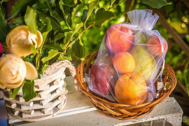 I sacchetti di organza proteggono la frutta dalle vespe