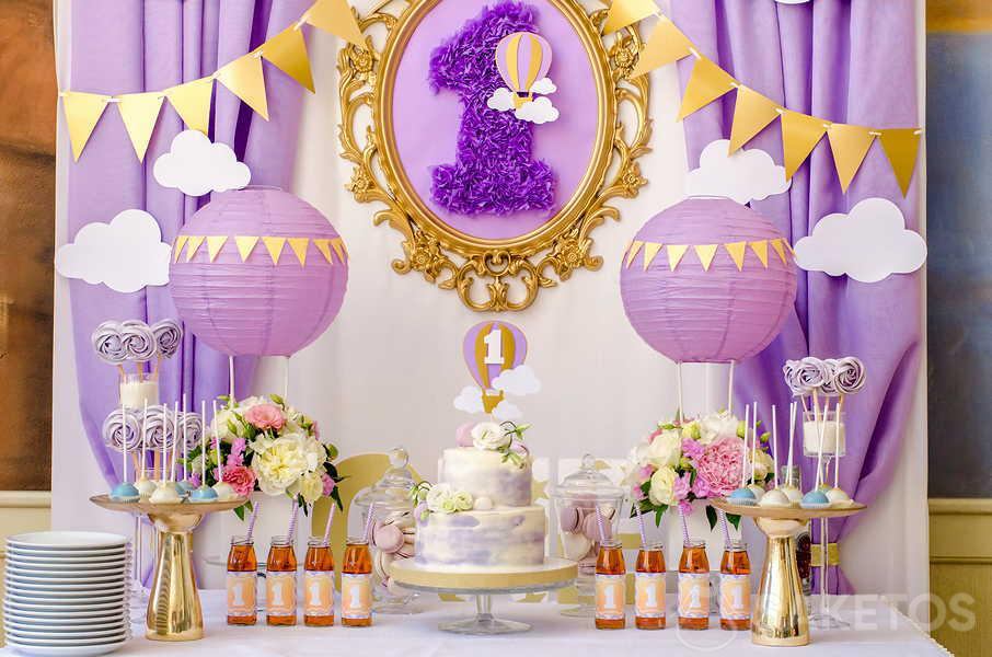 Decorazioni viola per un anno
