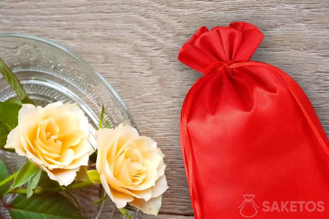 Sacchetto rosso di raso e rose
