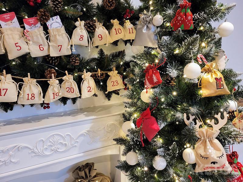 moderni addobbi per l'albero di Natale