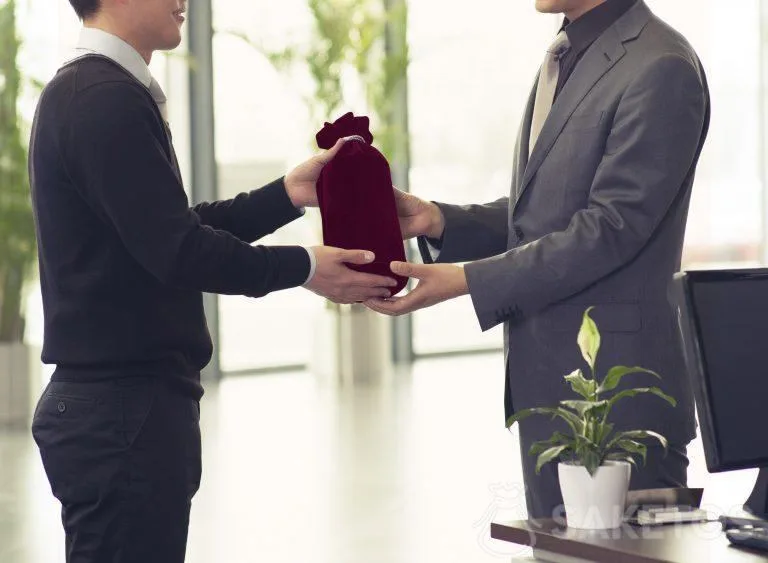 Bevanda alcolica da regalo confezionata in un sacchetto di velour
