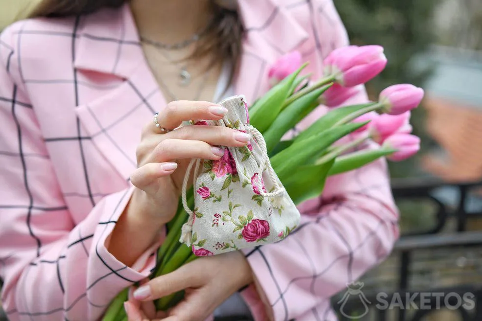 Un sacchetto di fiori per un regalo romantico