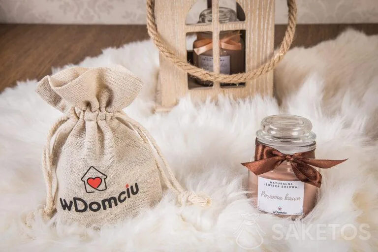 Un sacchetto con il logo di una candela profumata
