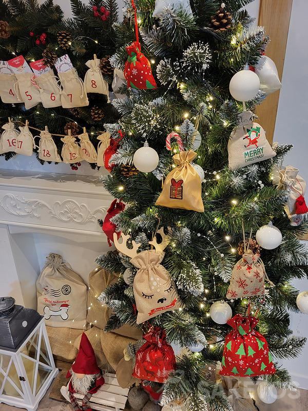 Sacchetti come addobbi di stoffa per l'albero di Natale