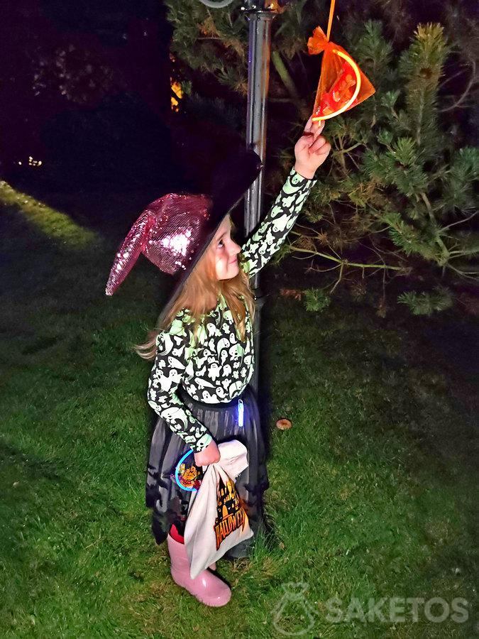 Caccia alle caramelle di Halloween - caramelle nelle uova che brillano al buio