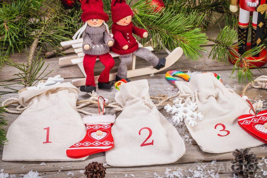 I sacchetti di lino consentono di creare un calendario dell'Avvento in stile rustico.I sacchetti di lino consentono di creare un calendario dell'Avvento in stile rustico.