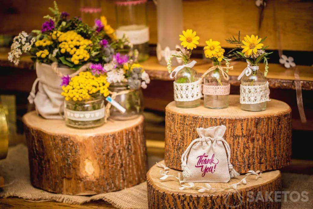 Borse di lino come decorazione di vasi di fiori e confezioni per regali per gli invitati al matrimonio
