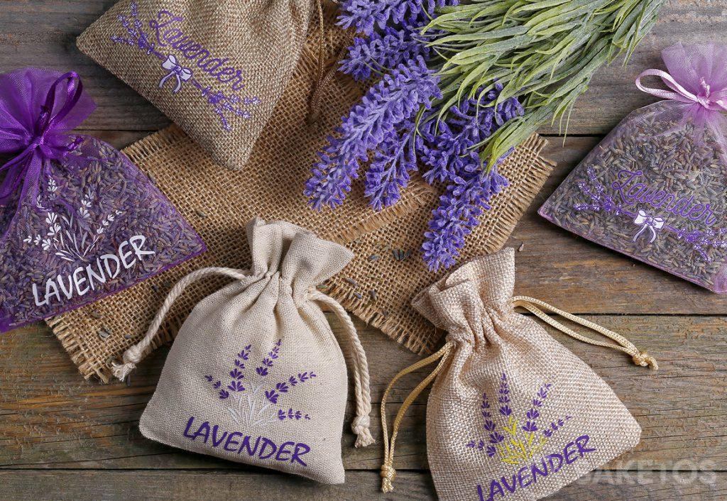 Sacchetti di organza, iuta e lino stampati con lavanda e riempiti con i suoi fiori essiccati.