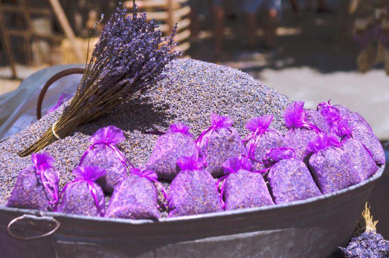 Sacchetti di organza viola per matrimonio e ricevimento