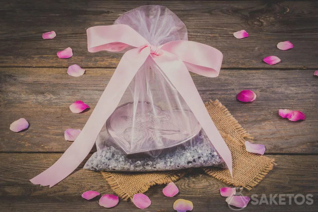 Fiocco decorativo a nastro legato a un sacchettino di organza