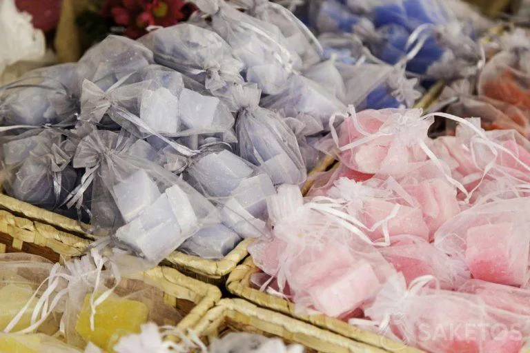 Saponi esposti in sacchetti di organza