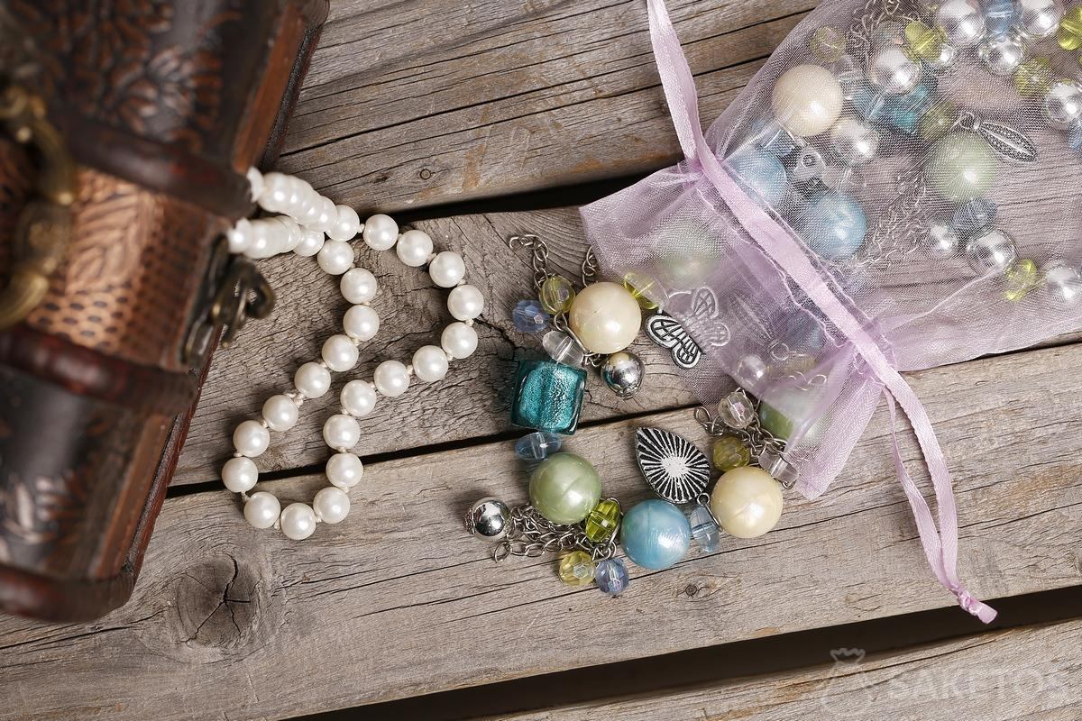 Sacchetto di organza per coralli e pietre preziose.