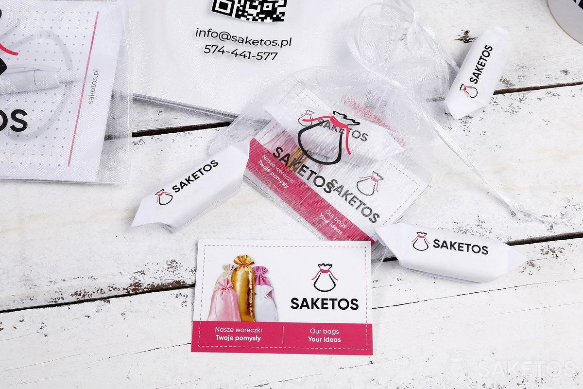 Un sacchetto di organza con un logo come confezione di un biglietto da visita