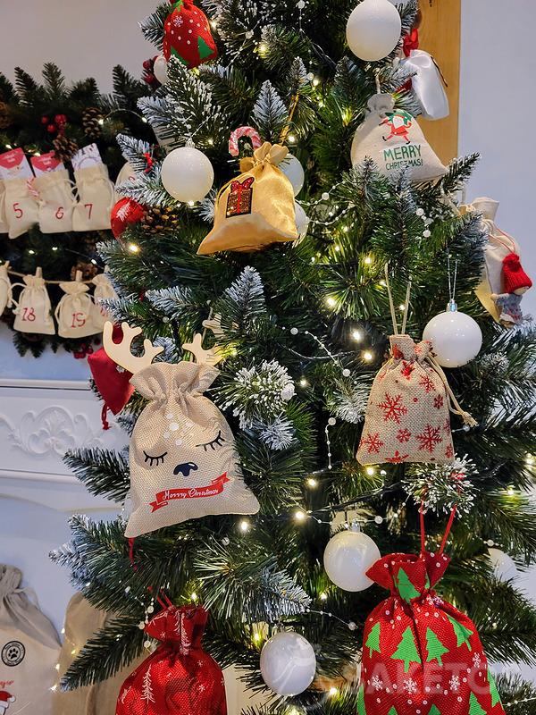 addobbi per l'albero di Natale con regali