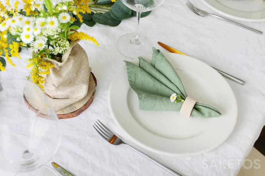 Un bouquet di fiori e un sacco di juta come copertura - decorazioni di nozze rustiche