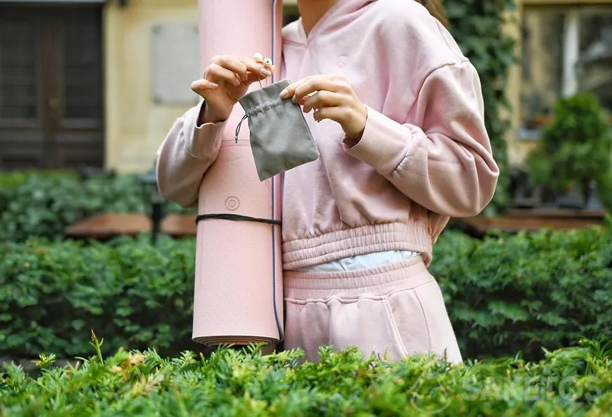 Borsa per cuffie: un sacchetto di velluto come pratico organizer