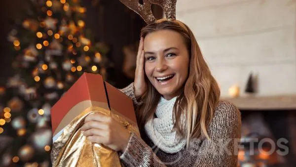 Elegante sacchetto d'oro come confezione regalo di Natale