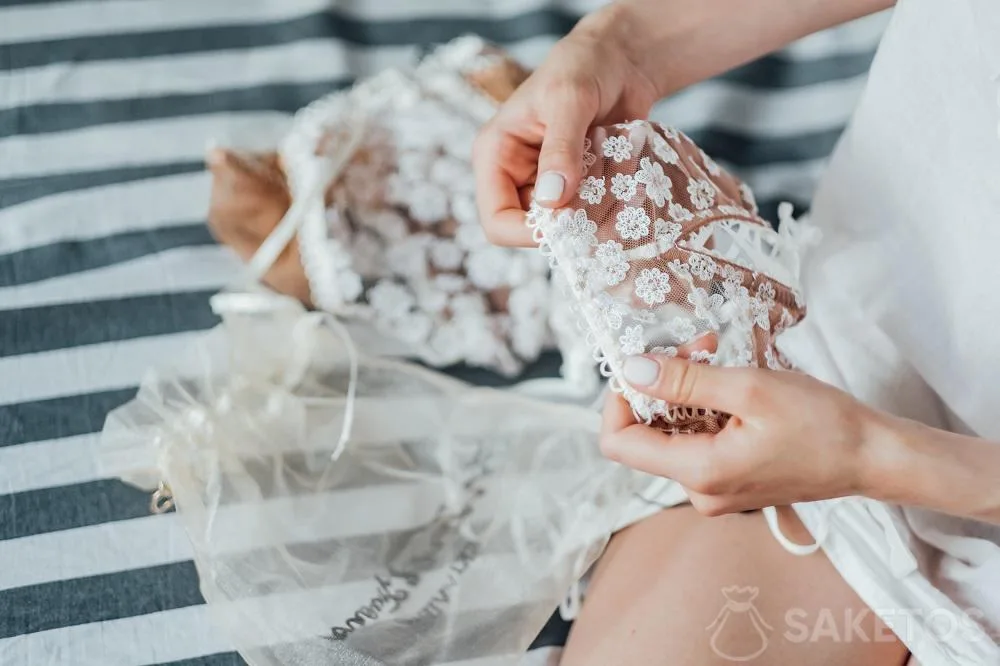 Biancheria intima in pizzo per la sposa in un sacchetto di organza