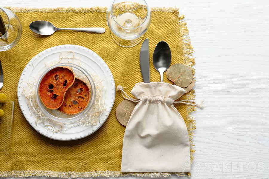 Posate in un sacchetto di materiale - decorazione della tavola nuziale