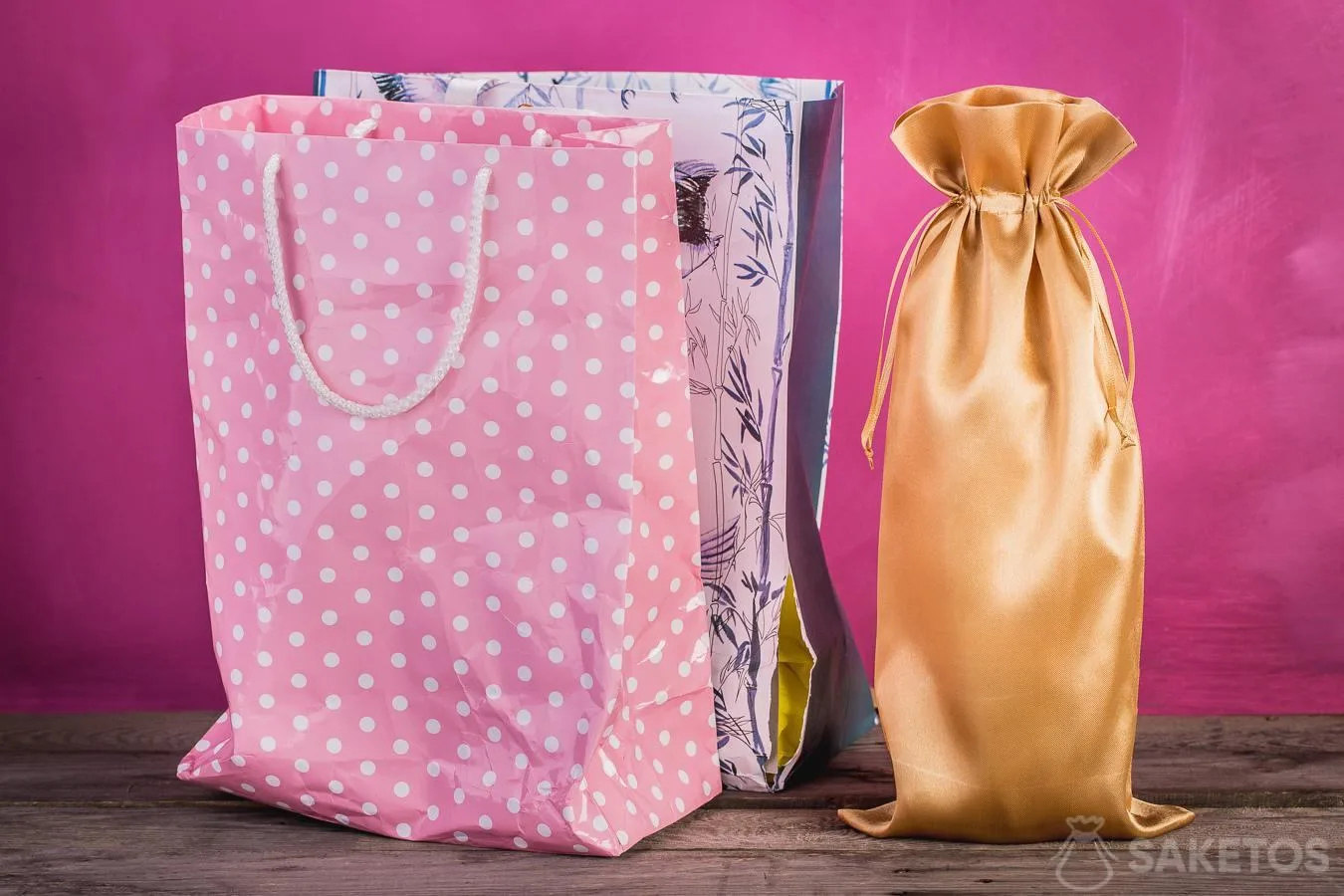 Confronto tra un sacchetto regalo e un sacchetto in tessuto
