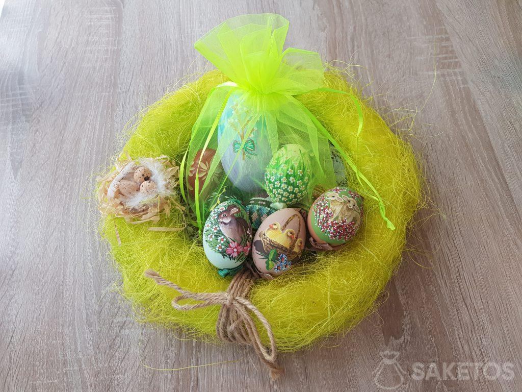 Uova di Pasqua dipinte a mano in bustine di organza verde neon.