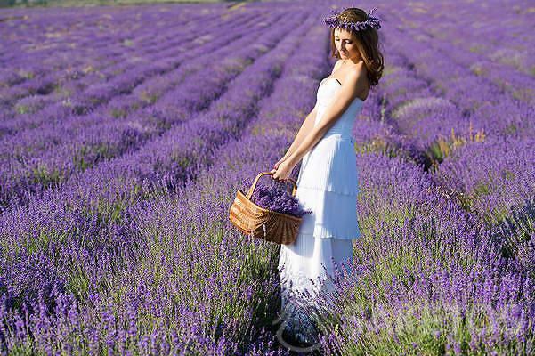 Sposa con ghirlanda di lavanda per un matrimonio alla lavanda