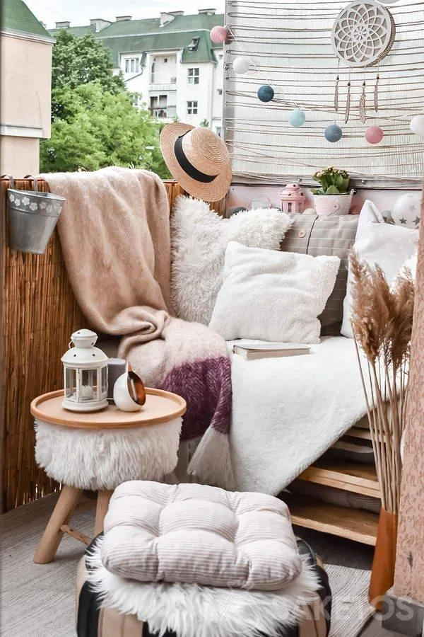 Se volete creare un balcone accogliente, optate per accessori tessili in colori pastello.
