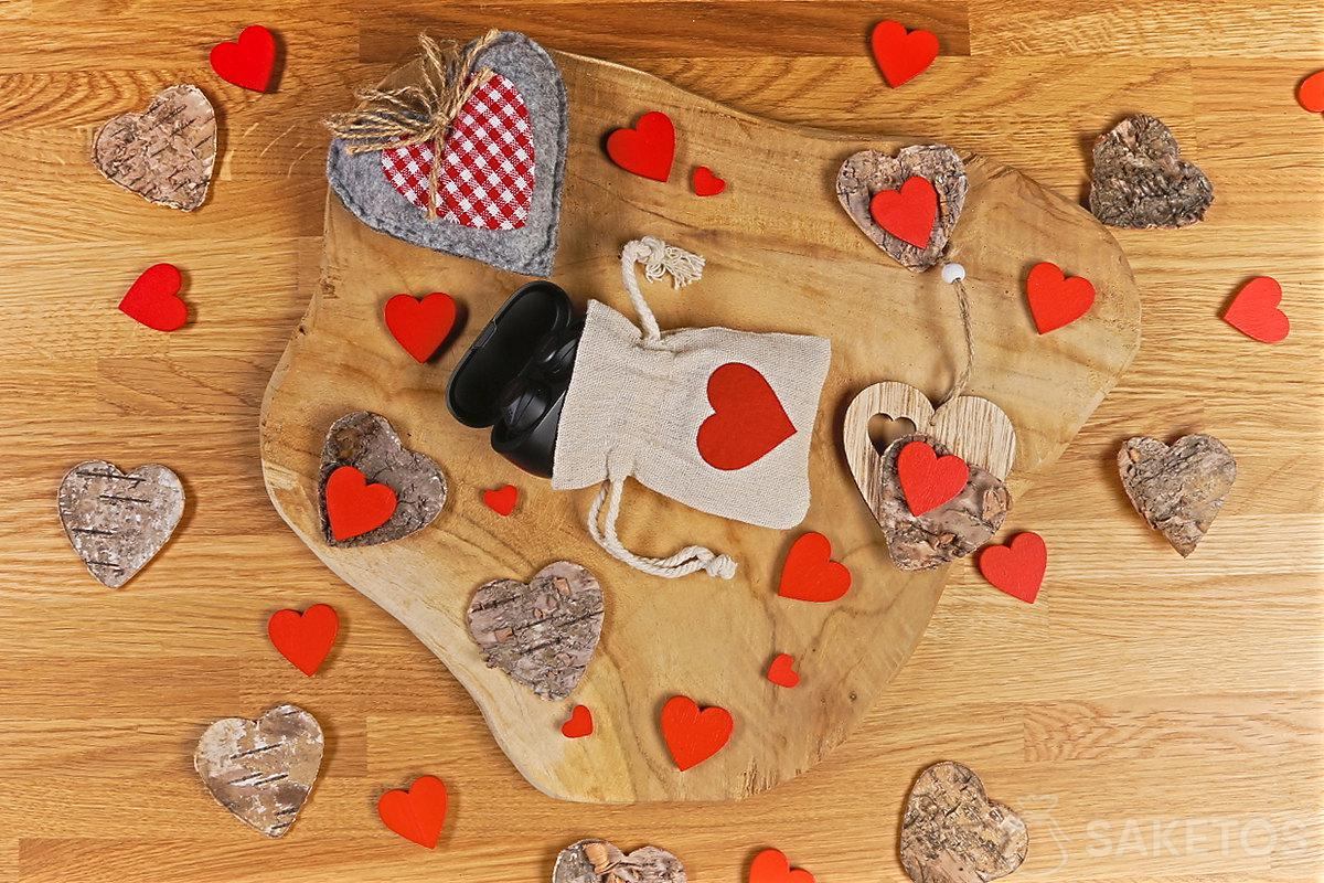 Cuffie wireless in una borsa di lino con un cuore
