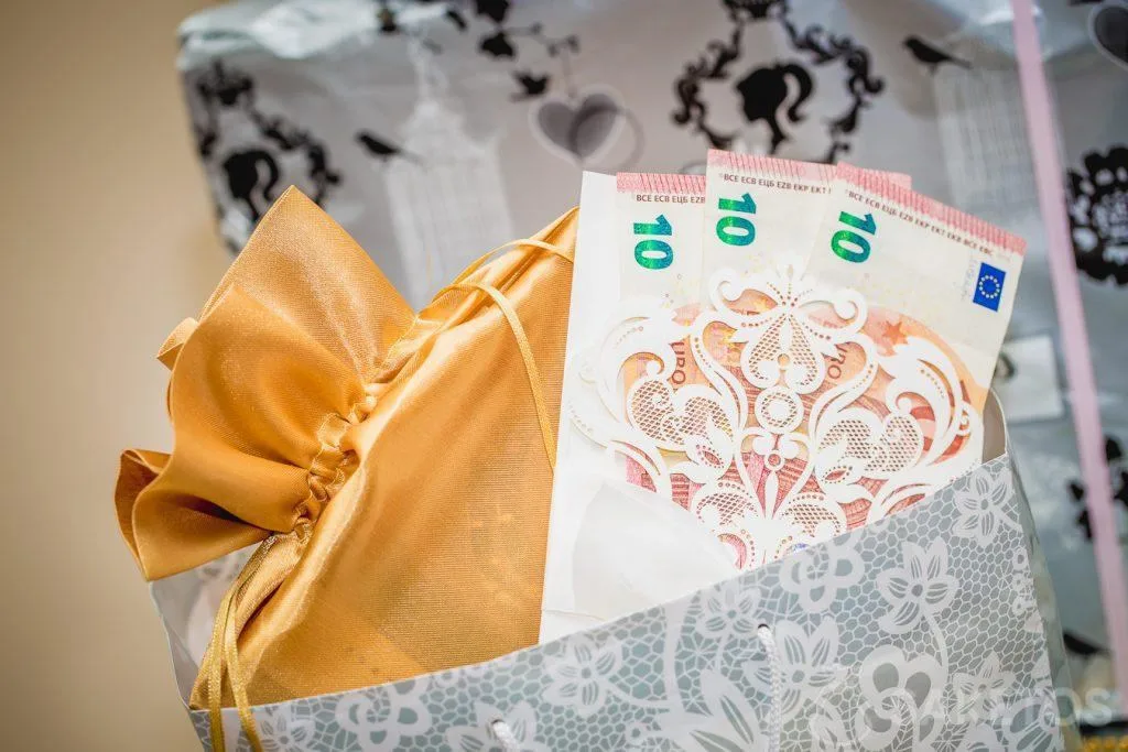 Impacchettare i soldi per un regalo