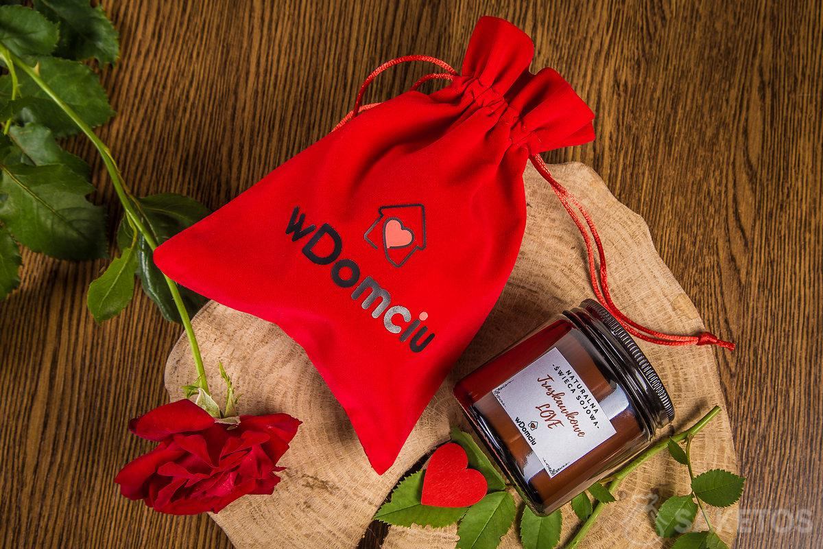 Un’idea regalo collaudata: una candela profumata di soia per una serata romantica