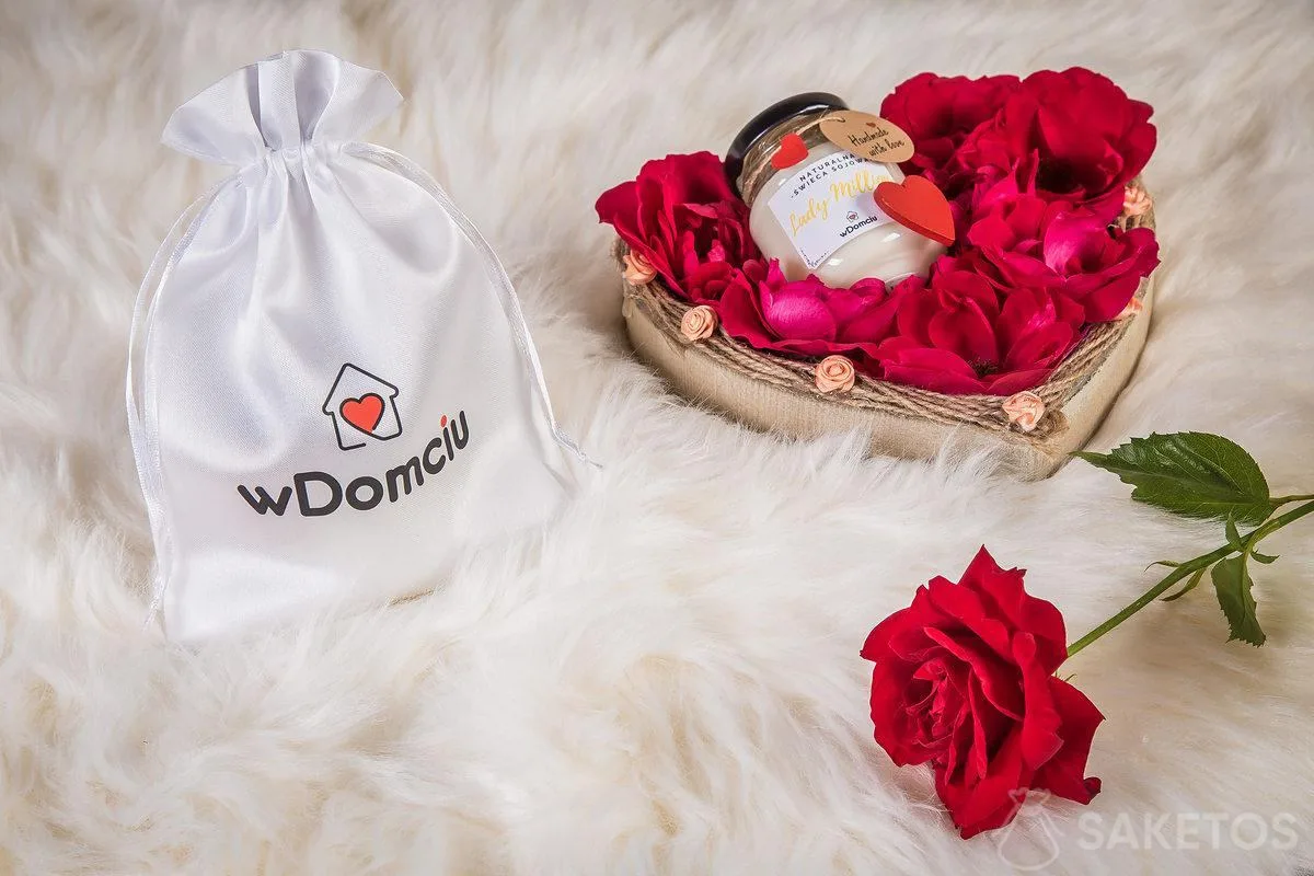 Una candela profumata in un sacchetto: un regalo perfetto per una serata di San Valentino