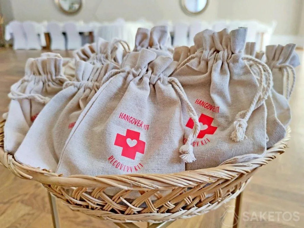 Tavolo con sacchetti per i postumi della sbornia - regali per gli ospiti del matrimonio