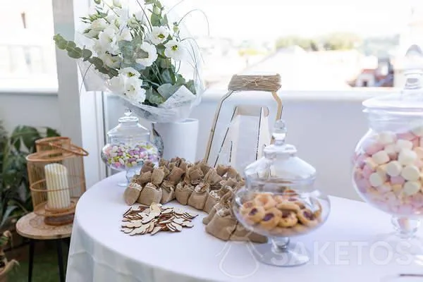 Originali decorazioni in lino e juta per un matrimonio rustico