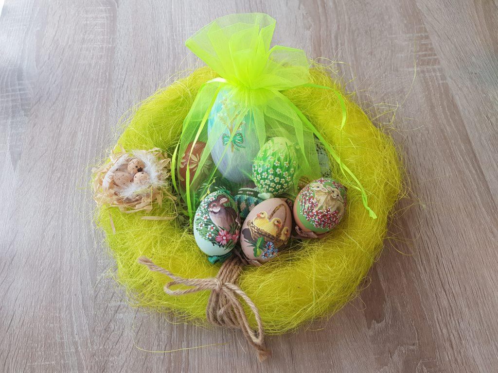 Uova dipinte a mano in un sacchetto verde neon di organza
