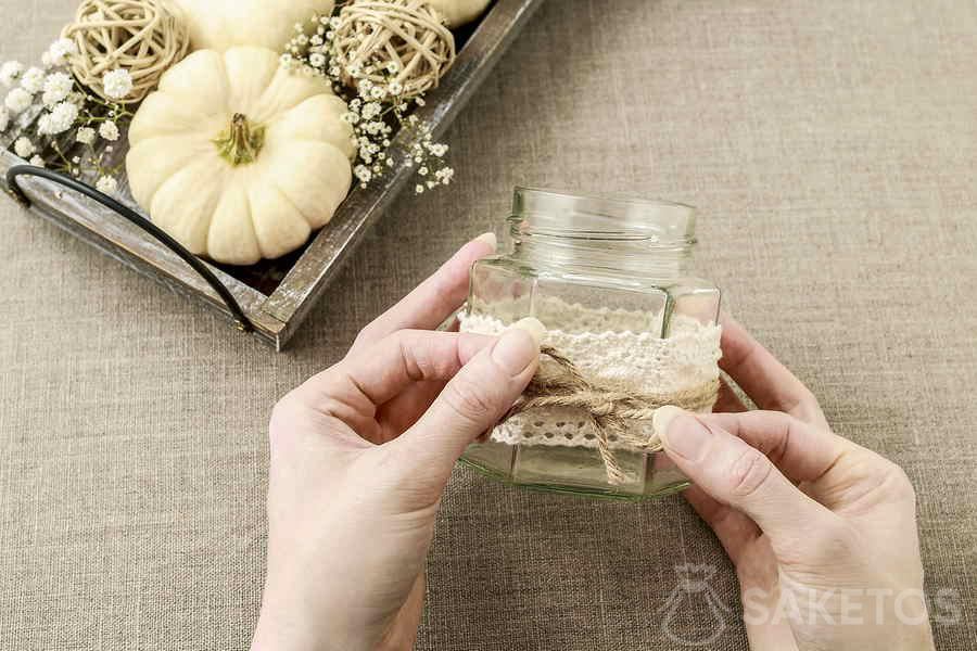 Candeliere in vaso decorato con pizzo e spago di juta