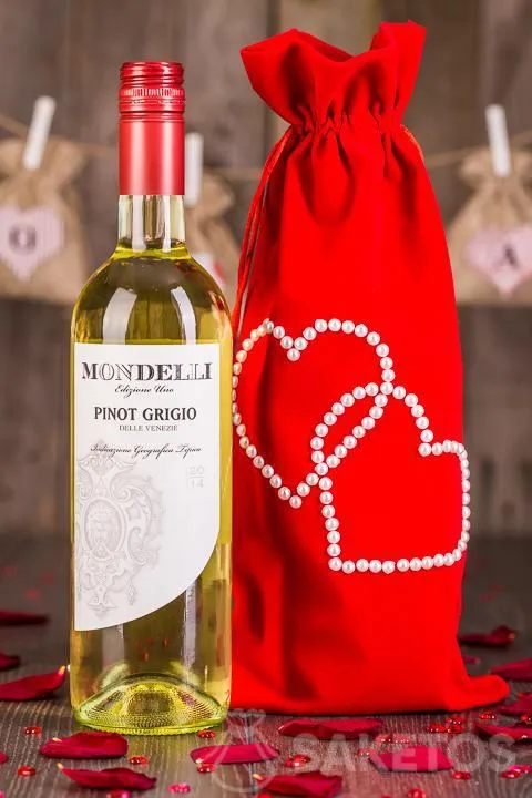 Vino da regalare confezionato in un sacchetto di velour rosso