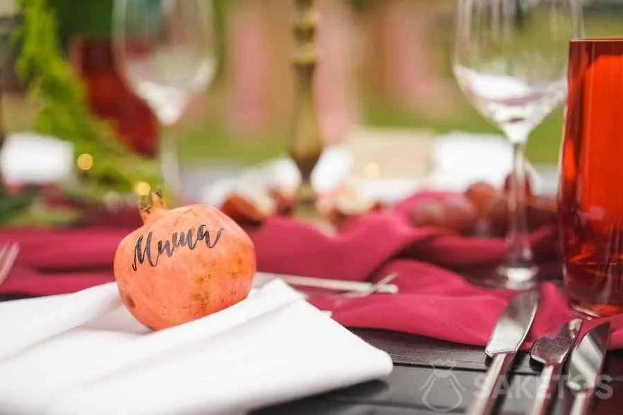 Frutta firmata come originale segnaposto in tavola
