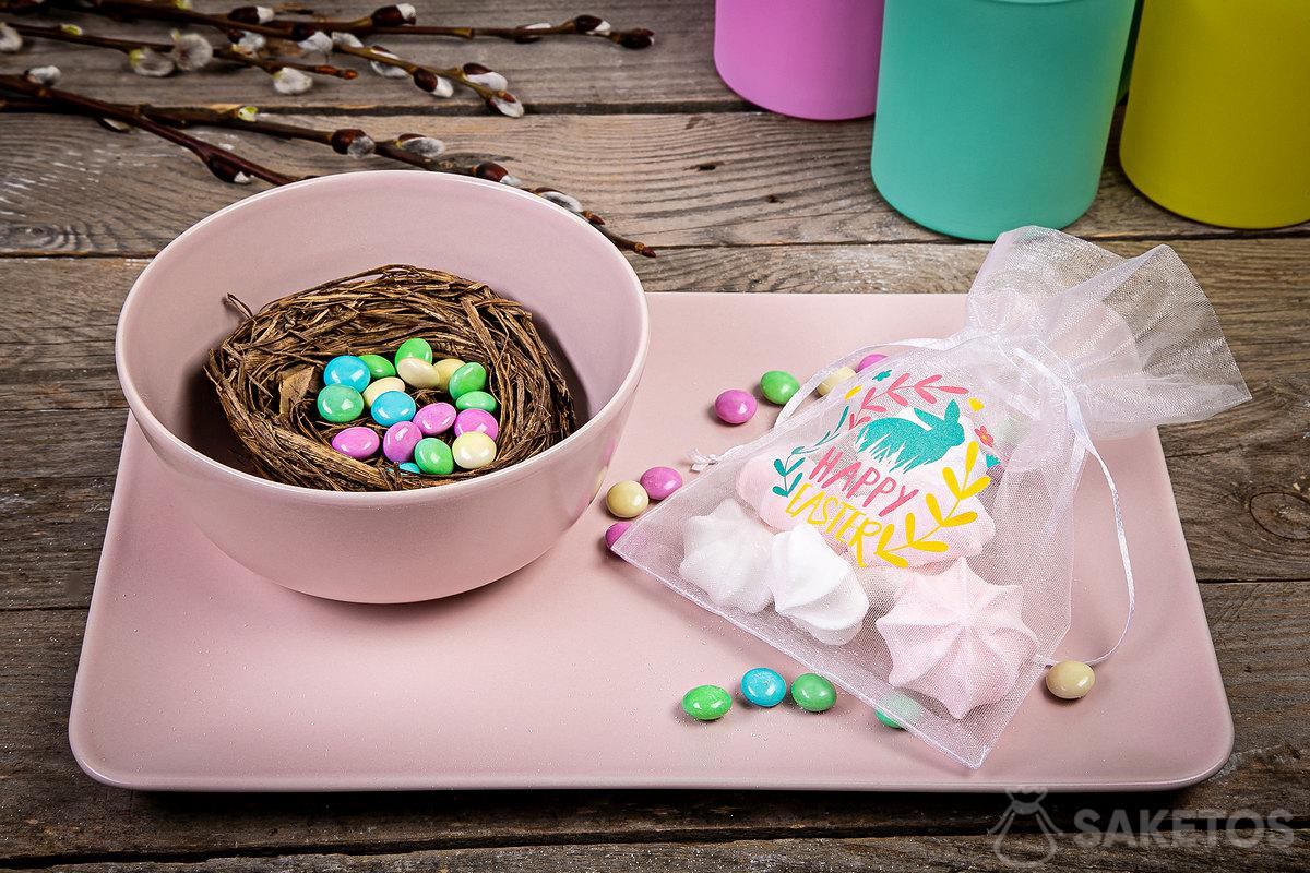 Sacchetto per i regali di Pasqua per gli invitati - decorazione della tavola di Pasqua