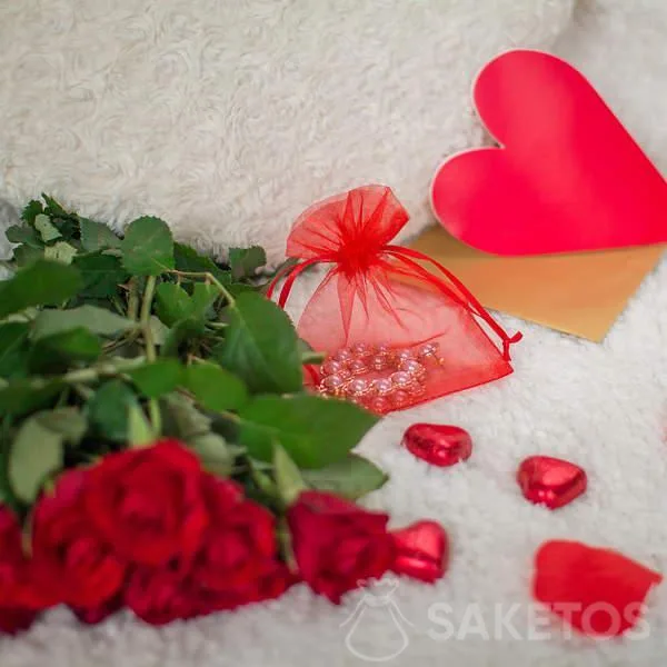 Sacchetti di organza in rosso come packaging per gioielli