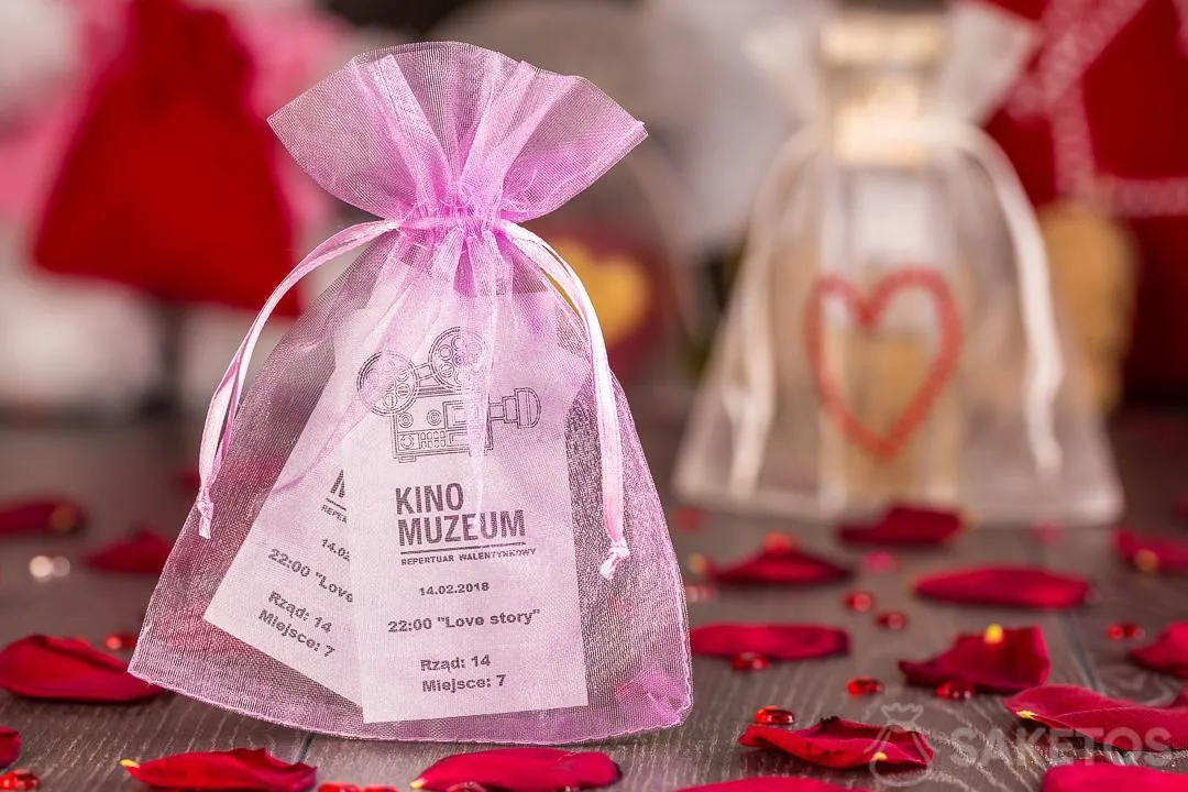 Biglietti del cinema confezionati in un sacchetto di organza regalo