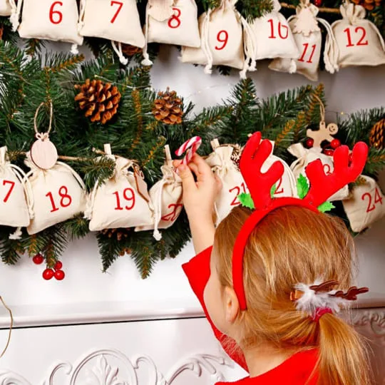 Calendario dell'Avvento a forma di ghirlanda di sacchetti
