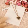 Sacchetti di cotone come confezione per collana con ciondolo a cuore - idea regalo elegante