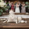 Sacchetti di lino come confezione per bomboniere e regali di nozze