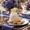 Sacchetti di lino come decorazione da tavola con fiori, confezione raffinata per ospiti