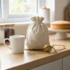 Sacchetti lino come confezione regalo sul davanzale con tazza di caffè