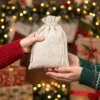 Sacchetti lino come confezione regalo natalizia con decorazioni festive