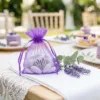Sacchetti di organza con stampa alla lavanda come confezione regalo decorativa su tavolo da giardino
