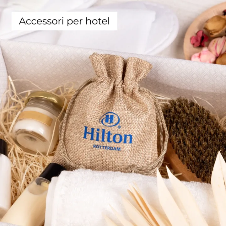 Sacchetti in iuta personalizzati con logo Hilton, packaging raffinato per accessori da hotel.